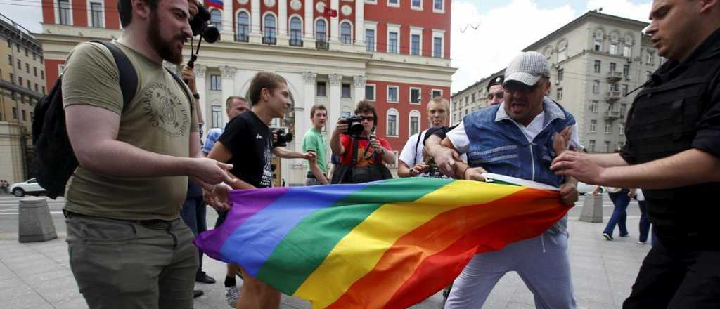 Rusia prohibi&oacute; el movimiento LGBTQ+ por "extremista"
