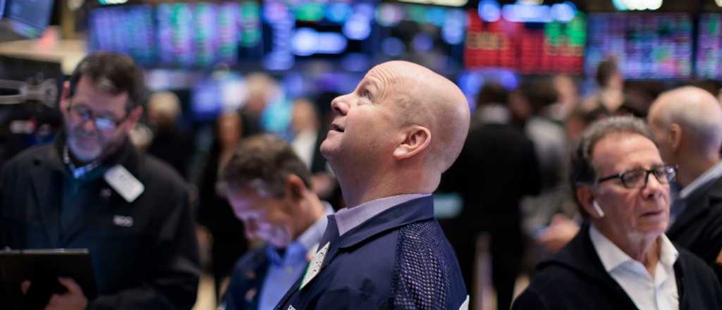 Lunes de optimismo: cayó el riesgo país y el dólar, subieron los bonos