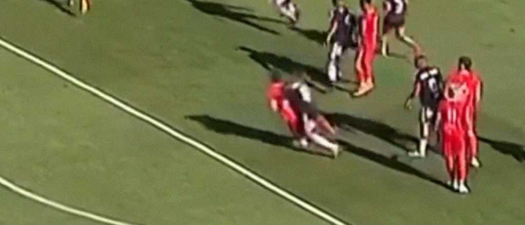 Video: el penal escandaloso que no le dieron a Maip&uacute; en la final con Riestra