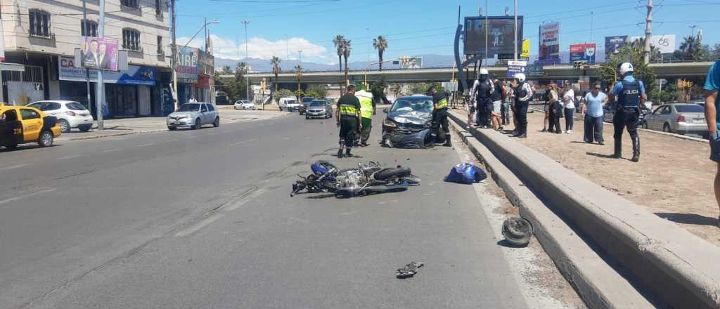 Motociclista perdió un pie al chocar contra un auto que pasó en rojo en Costanera