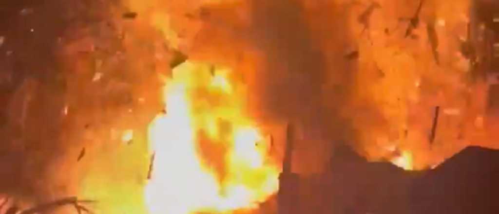 Video: impactante explosión de una casa durante un operativo en EE.UU. 
