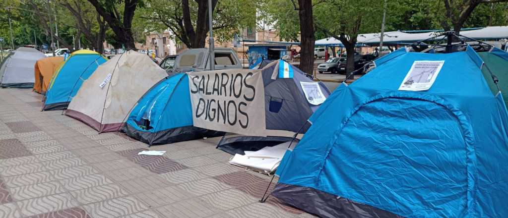 Judiciales acampan en el centro exigiendo mejoras salariales