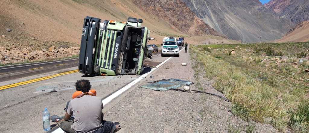 Insólito: una grúa iba a remolcar un camión volcado y también volcó en Luján