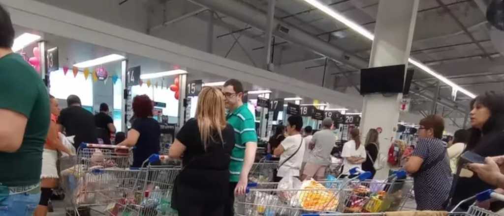 Compras en súper y mayoristas para stockearse por temor a remarcaciones