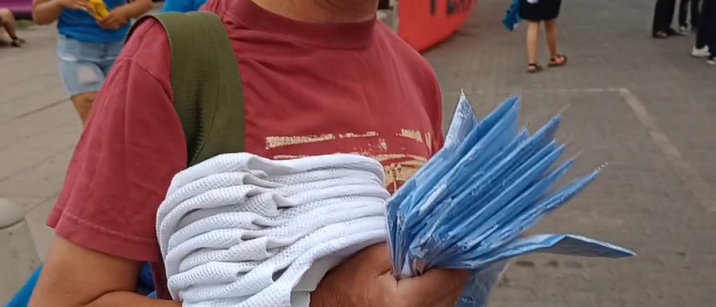 Perlita: el vendedor de banderas con menos onda que Cornejo
