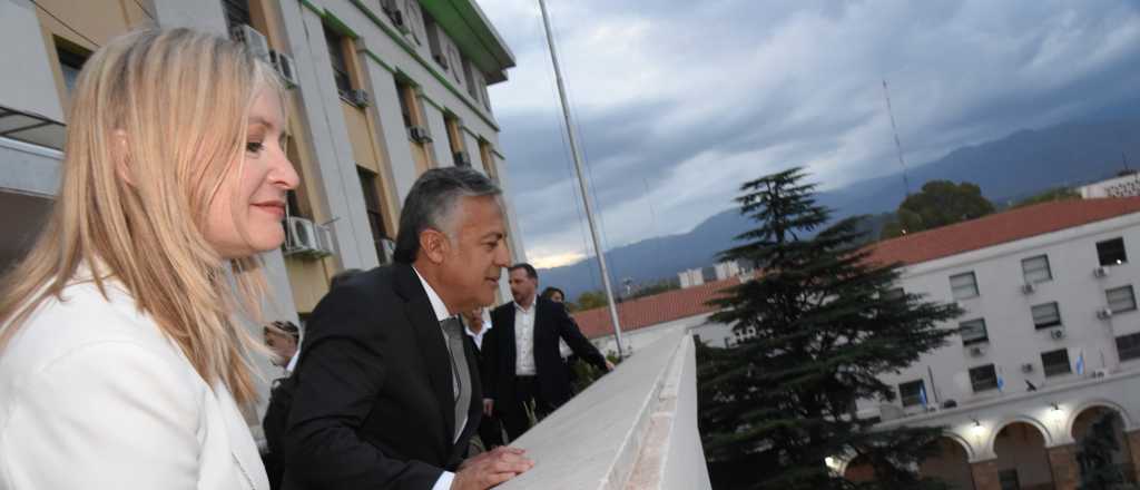 De Suarez a Cornejo: el traspaso de mando, en 16 fotos