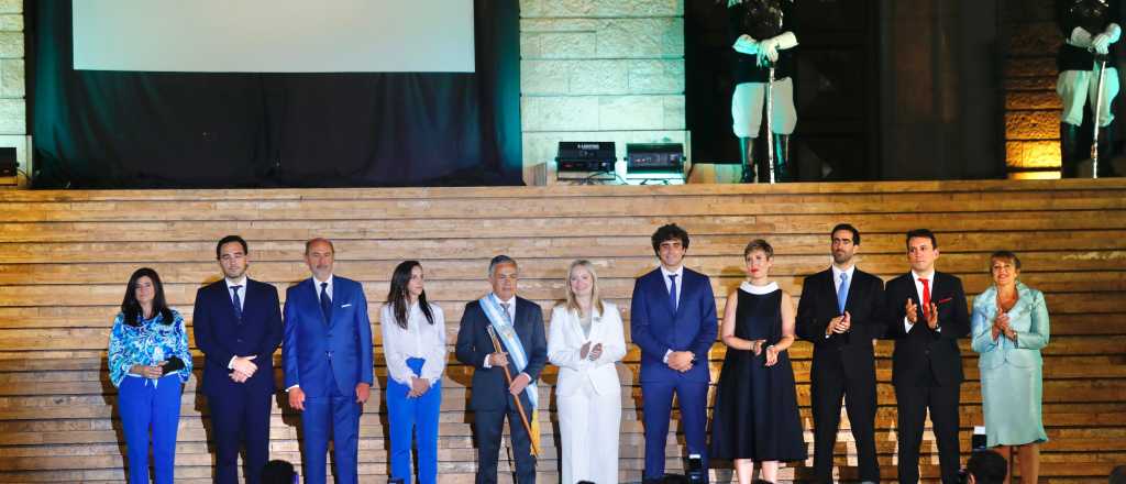 Cornejo recibió los atributos de Gobernador y tomó juramento a su gabinete