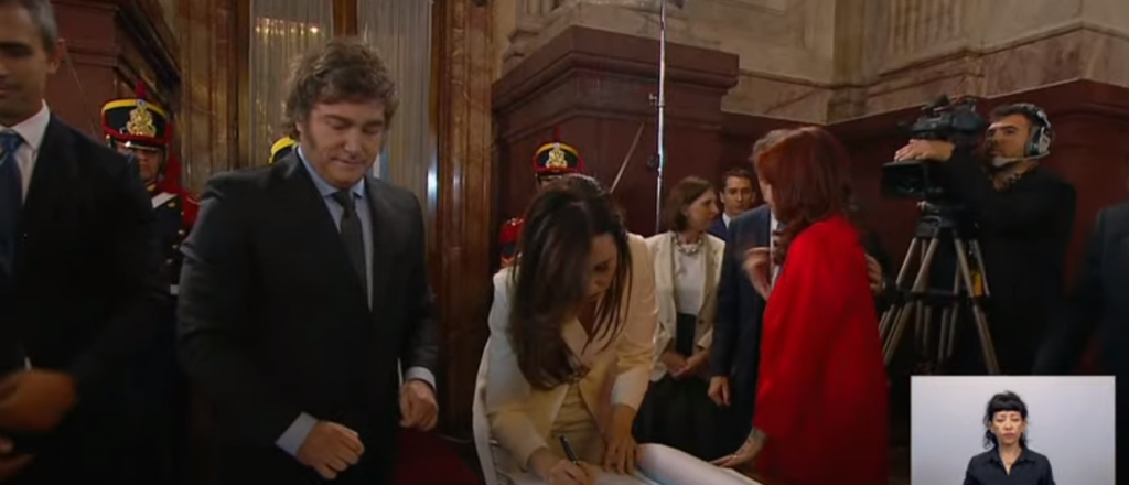 "&iexcl;Viva la Libertad carajo!", la firma de Milei al tomar el mando del pa&iacute;s