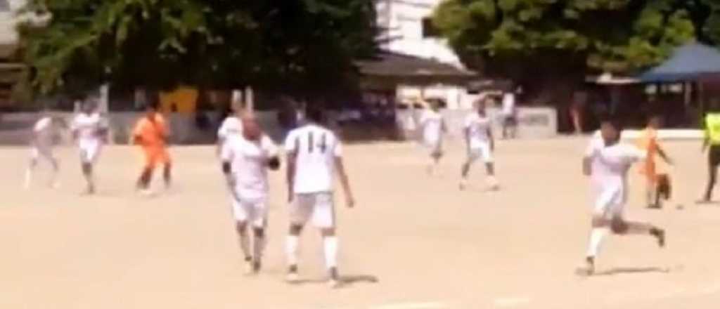 Video: Teo Gutiérrez a las piñas en un partido amateur en Colombia