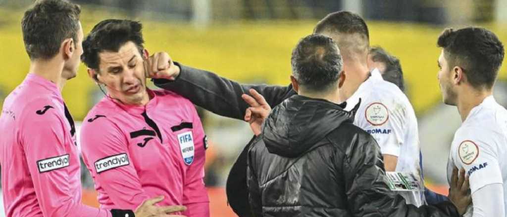 Escándalo: el presidente de un club turco le pegó una trompada al árbitro