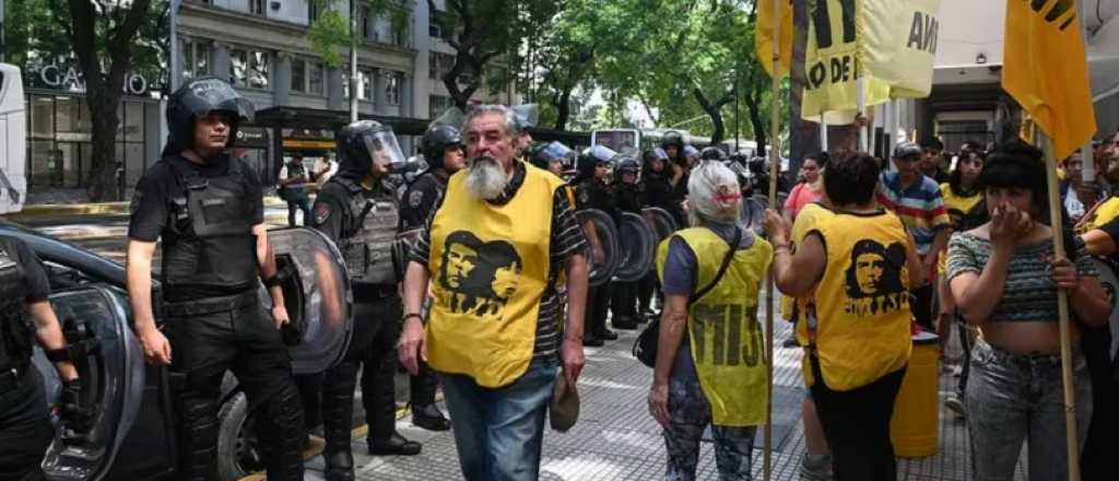 Sin cortar la calle, se hizo en Buenos Aires la primera protesta contra Milei