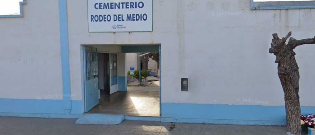 Una pareja fue detenida robando placas de bronce en un cementerio de Maipú