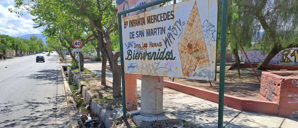 Vecinos del Barrio Infanta reclaman por calles sin luz, basura y un socavón