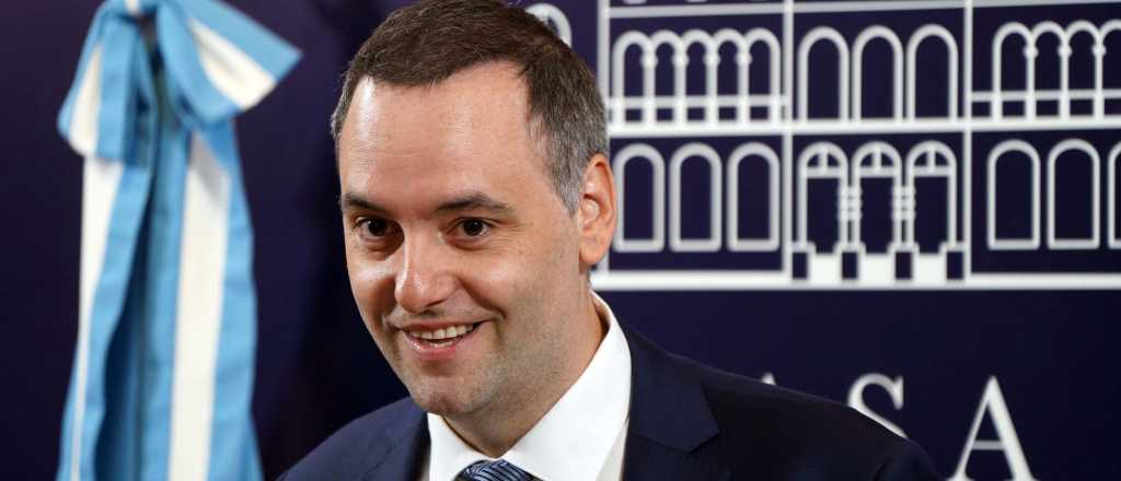 Vender&aacute;n dos aviones de YPF y reducir&aacute;n a la mitad los autos para funcionarios