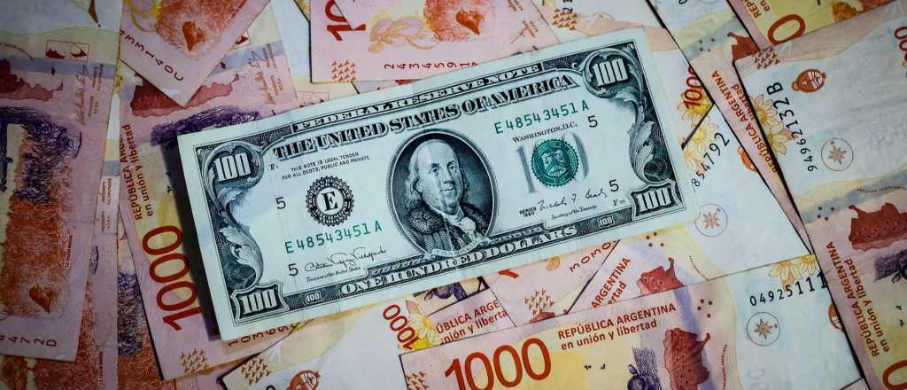 Qué pasa con el dólar blue tras la baja de este jueves