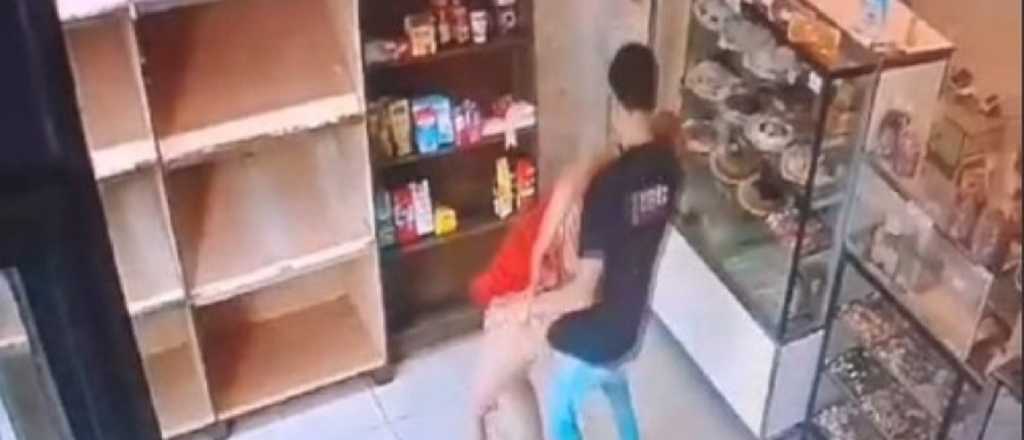 Video: un joven abusó de una mujer en  una panadería