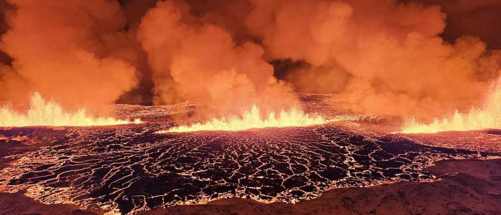 La erupción de un volcán en Islandia pone en peligro a los habitantes