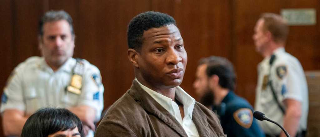 El actor Jonathan Majors fue declarado culpable de agresi&oacute;n y acoso