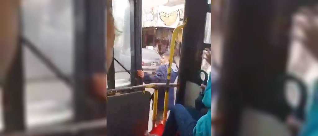 Video: un remisero enloqueci&oacute; y le revent&oacute; los vidrios a un micro