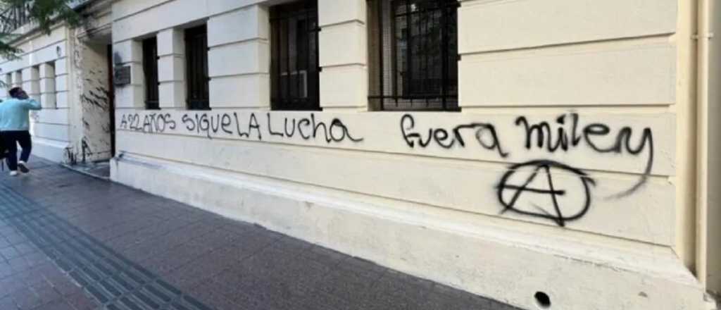 Vandalizaron la Embajada Argentina en Chile con pintadas contra Milei