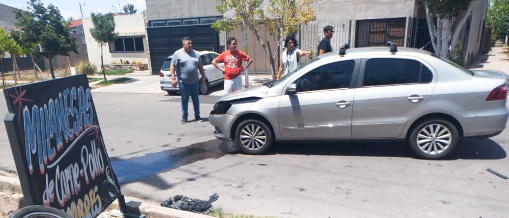 Brutal choque en Guaymall&eacute;n: un motociclista est&aacute; grave