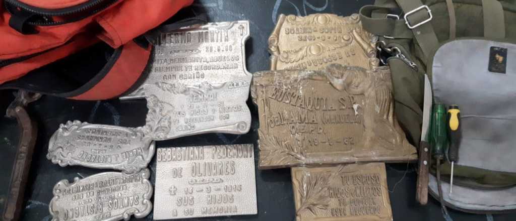 Detuvieron a una pareja por robar placas del cementerio de Ciudad