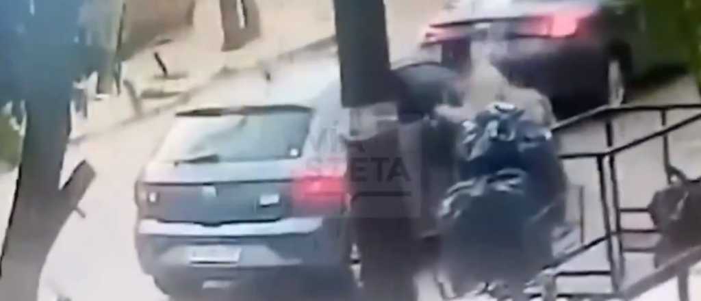 Video: un policía mató a un ladrón que le rompió el vidrio del auto