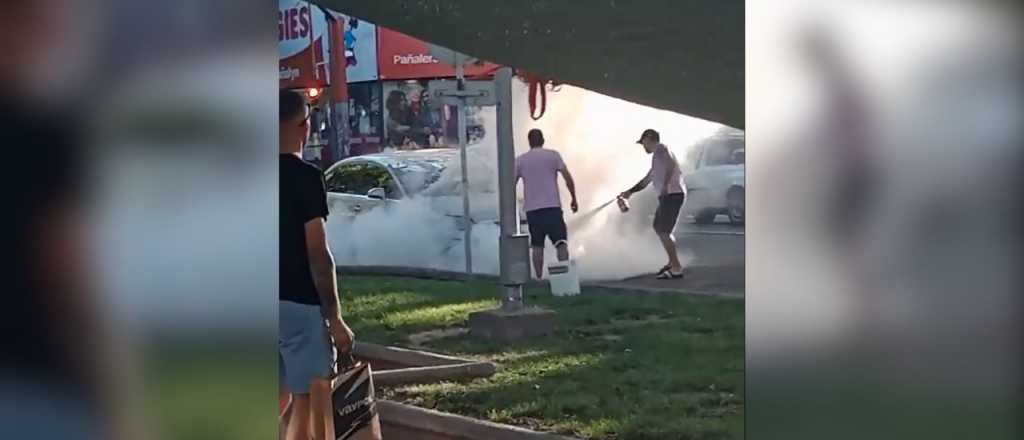 Video: dos hombres se unieron para apagar un auto en llamas en la Alameda