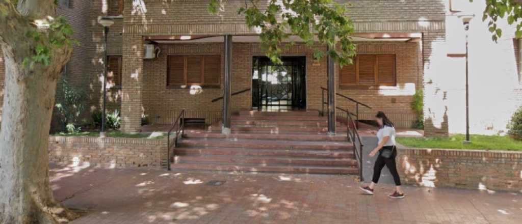 Locura en Godoy Cruz: el ex de su amiga se escondi&oacute; en la ba&ntilde;era y lo apu&ntilde;al&oacute;