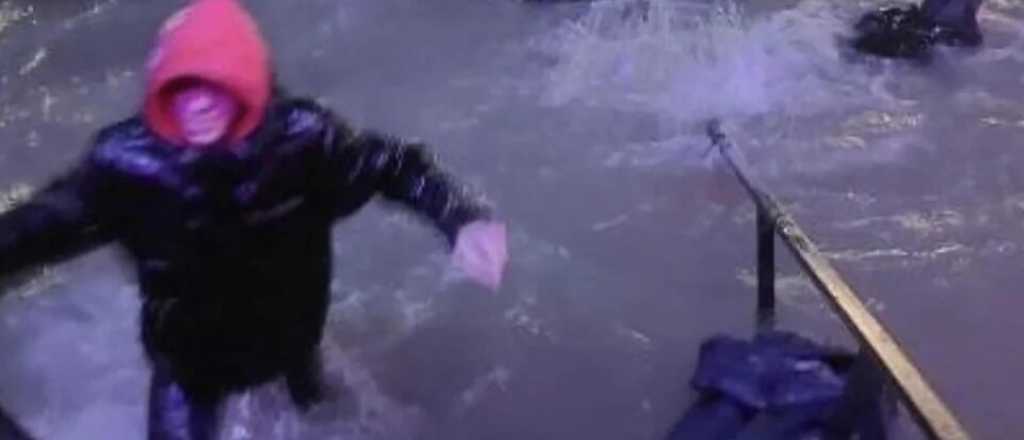 Videos: un barco discoteca con 100 personas se hundió en Serbia