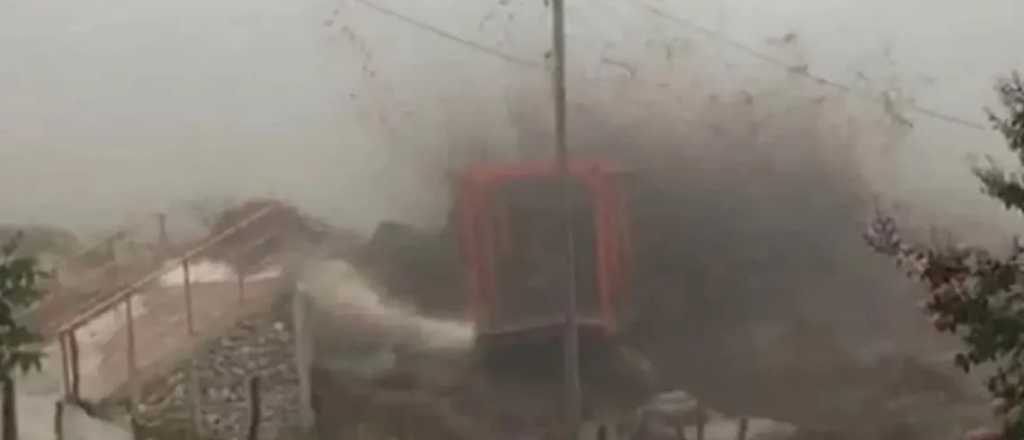 Video: impactante alud derribó un puente en Catamarca