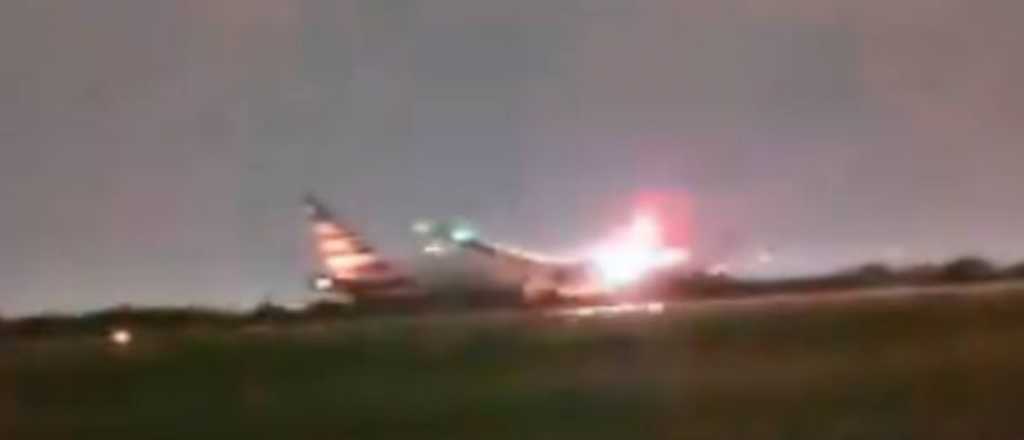 Video: un ray&oacute; impact&oacute; a un avi&oacute;n y debi&oacute; aterrizar de emergencia en Ezeiza