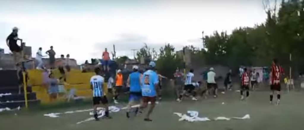 Videos: batalla campal en un partido de inferiores del fútbol mendocino