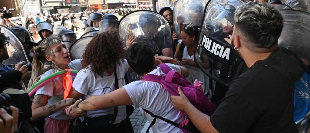 Tensión entre policías y manifestantes en la marcha contra el DNU