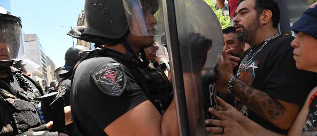 Tensión entre policías y manifestantes en la marcha contra el DNU