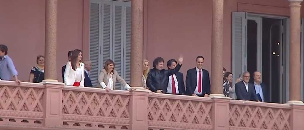  Video: Milei y su Gabinete saludaron a la gente desde el balcón de la Rosada