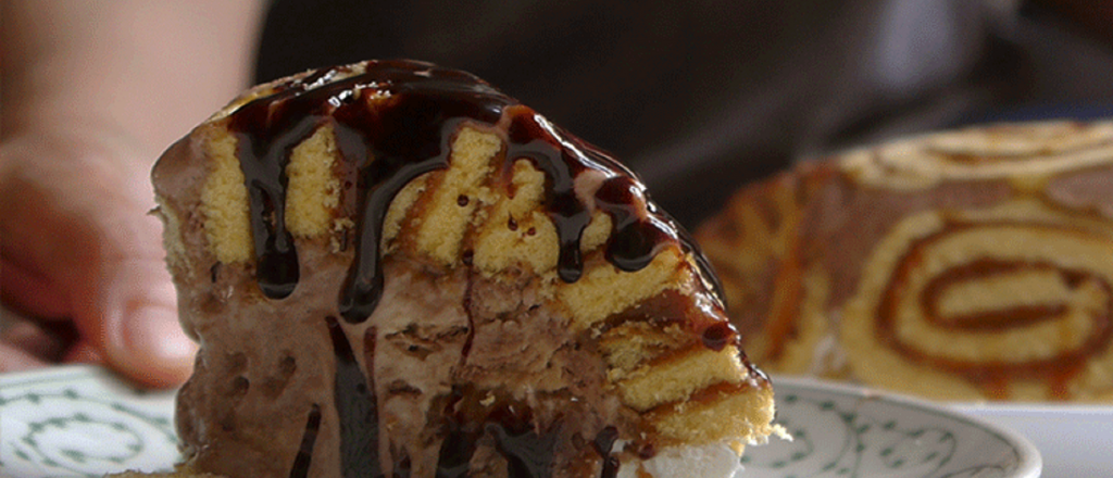 Irresistible torta de piononos con dulce de leche y helado