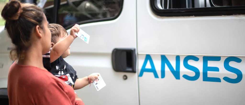 Qué asignaciones se pagan este martes 30 de abril