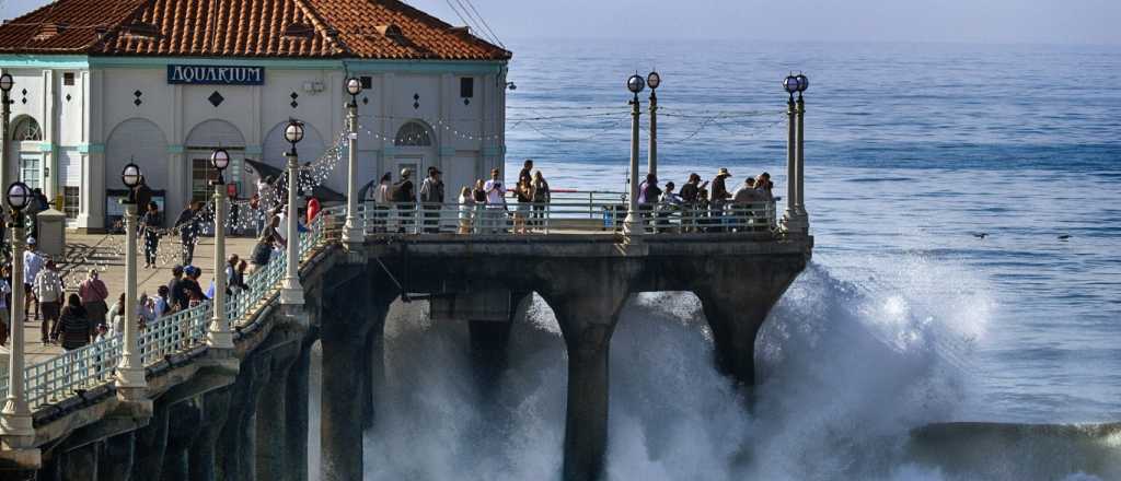 Videos: terroríficas olas de ocho metros azotaron las costas de California