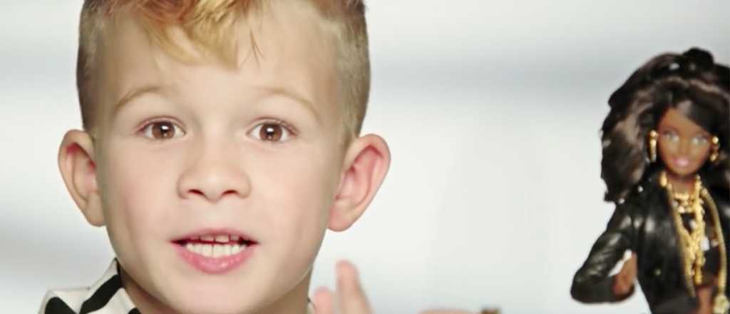 Barbie sorprendió a todos al incluir a un nene en su publicidad