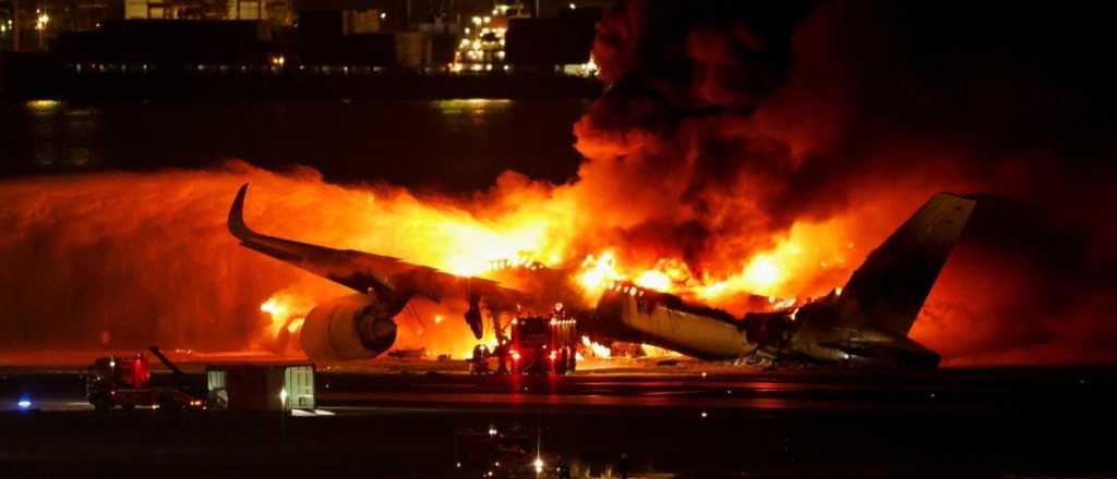 Videos: un avión con 400 pasajeros se incendió en Japón tras chocar con otro