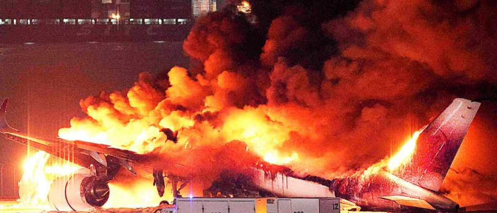 Videos: desde adentro, el incendio del avi&oacute;n que dej&oacute; 5 muertos