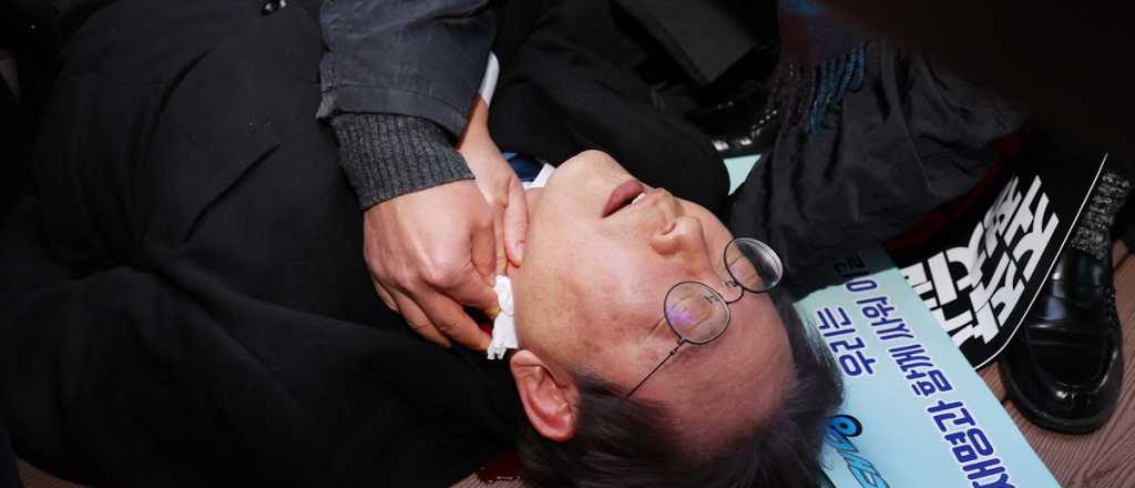 Videos: apu&ntilde;alaron a un pol&iacute;tico opositor en Corea del Sur 