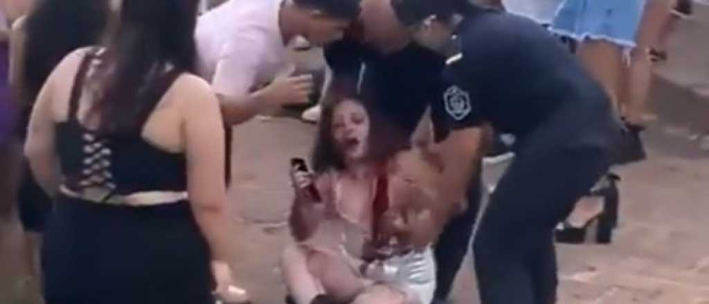 Video: tres chicas atacaron a otra a botellazos y le cortaron el cuello