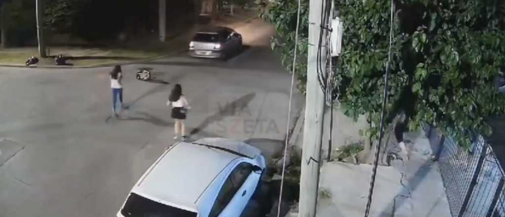 Video: robaron un auto con una beba y la "tiraron" en medio de la calle