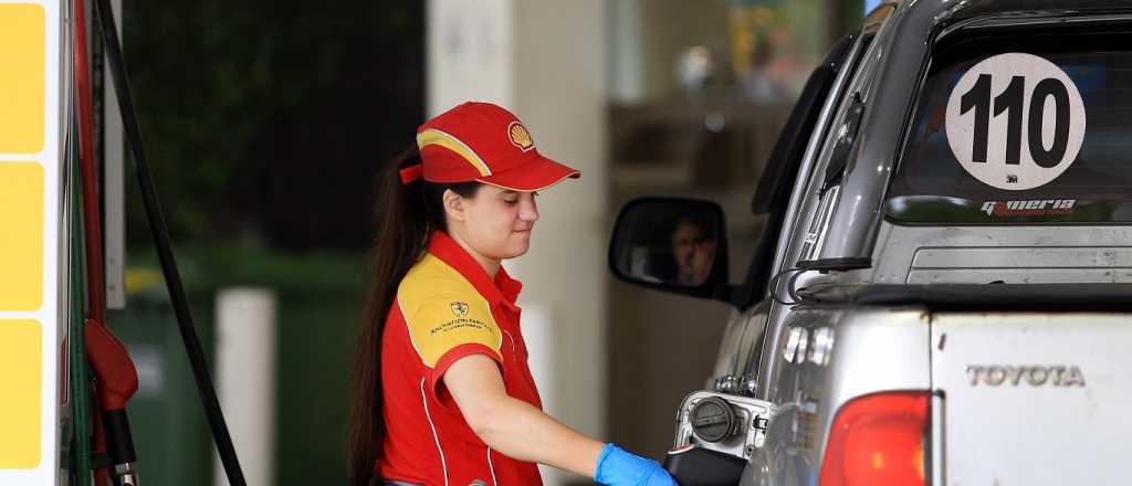 Dos empresas aumentaron el precio de combustibles: ¿qué hará YPF?