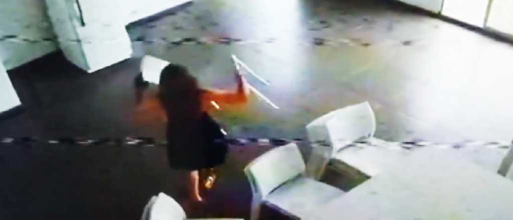 Video: escracharon a una turista inglesa "robando" sillas del SUM de un edificio