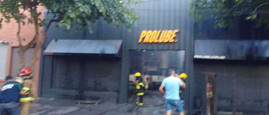 Incendio en un lubricentro de Godoy Cruz dejó daños materiales y autos quemados