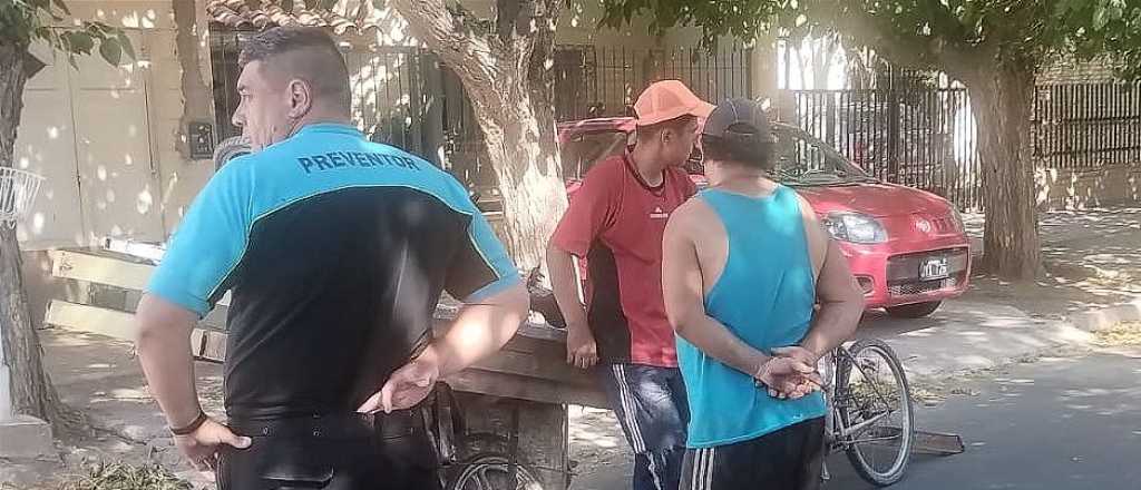 "Rateros" robaban rejas del zanj&oacute;n de Los Ciruelos en un carrito y los atraparon
