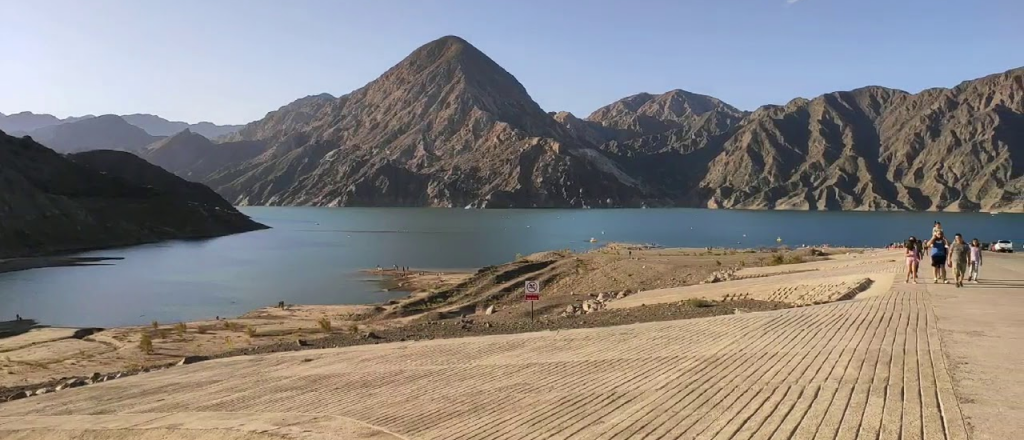 Mendocinos perdieron un dron millonario que cay&oacute; en el dique Ullum